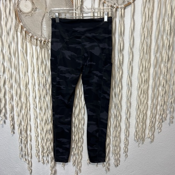 Athleta Ultimate Stash Pocket 7/8 Gray Camo Tights Size Small - Picture 4 of 10